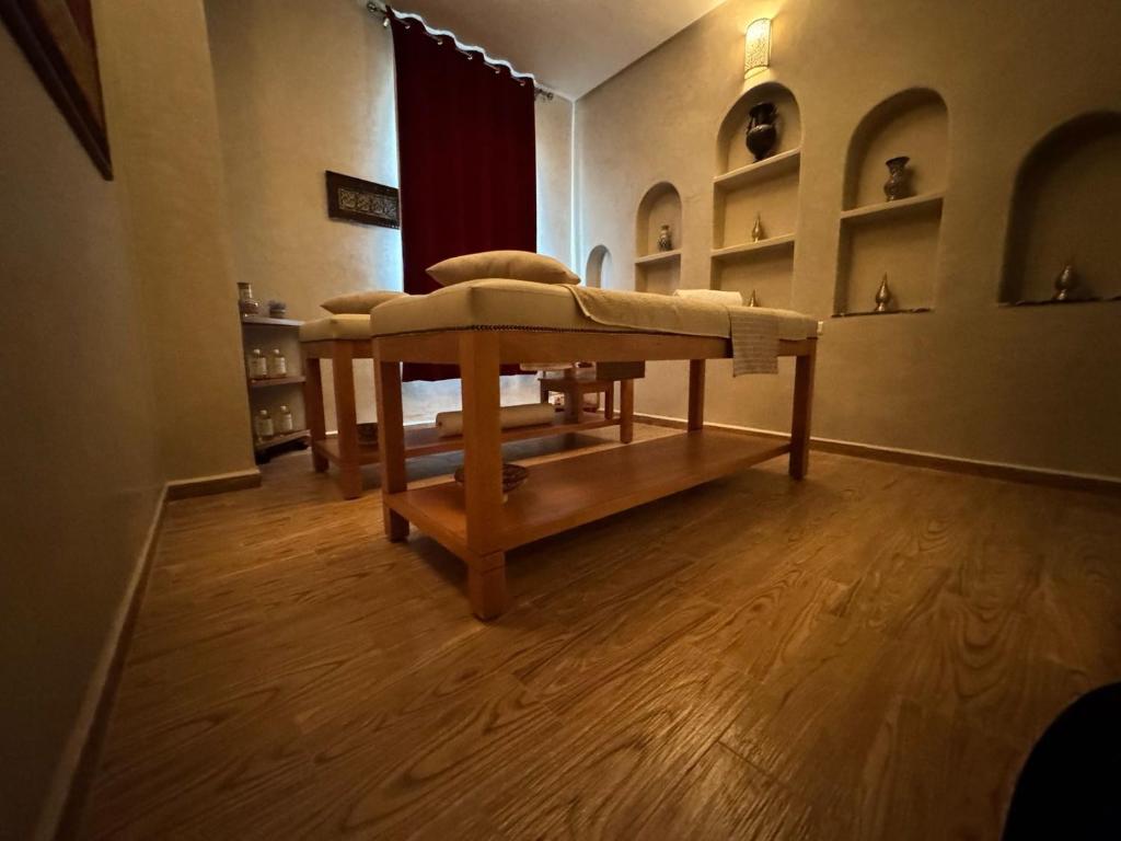Cette chambre dispose d'un lit pour chien et de parquet. dans l'établissement Riad Dar Laura, à Fès