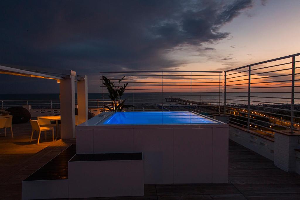 d'un bain à remous sur un balcon avec vue sur l'océan. dans l'établissement Hotel Esplanade, à Marina di Pietrasanta