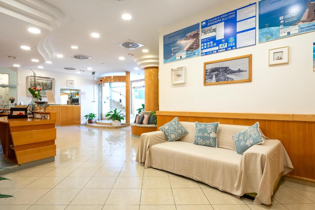 un hall d'un hôpital avec un canapé dans l'établissement Grazia Hotel, à Sperlonga