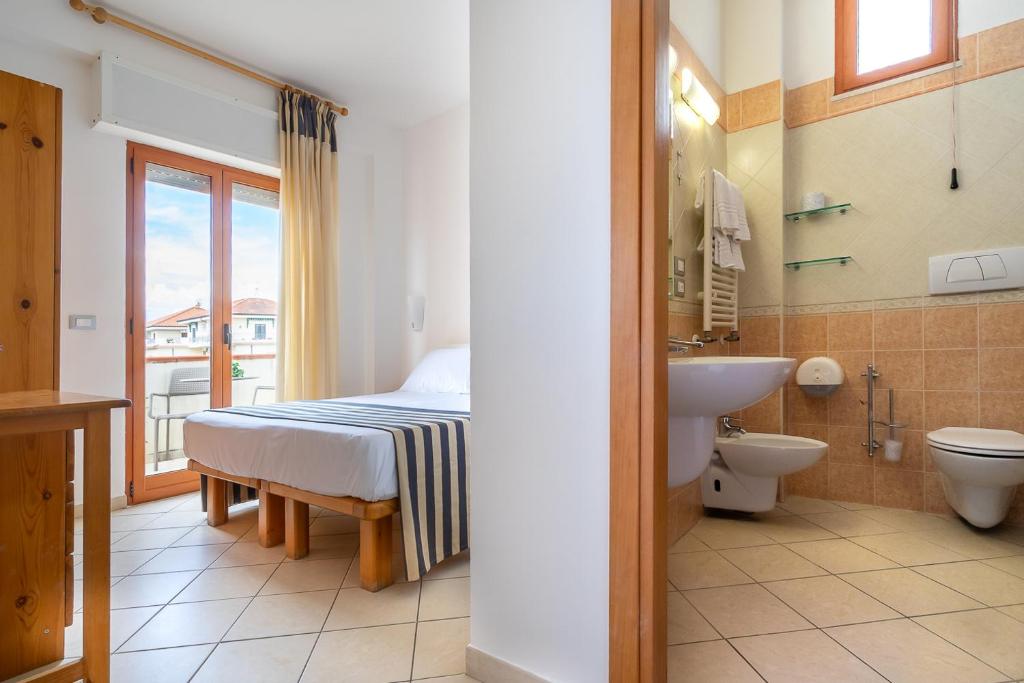 - une chambre avec un lit, un lavabo et des toilettes dans l'établissement Grazia Hotel, à Sperlonga
