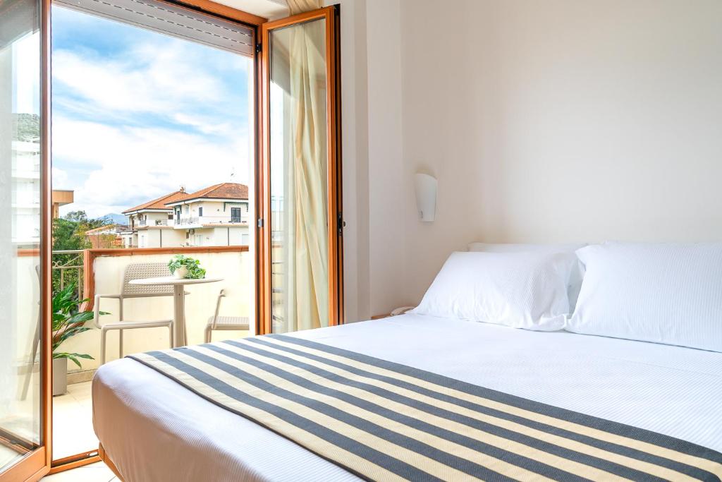 une chambre avec un lit et une grande fenêtre dans l'établissement Grazia Hotel, à Sperlonga 46 autres photos