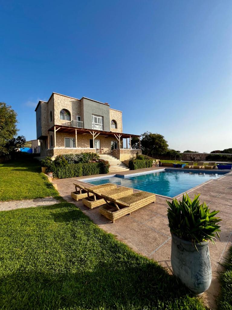 une maison avec une piscine devant dans l'établissement Riad La Tempérance, à Essaouira