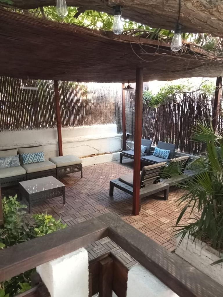 un patio extérieur avec des canapés et des chaises sur un patio dans l'établissement Dimora La Fenice, à Licola 26 autres photos