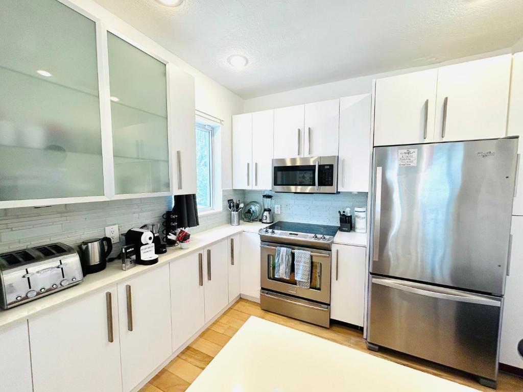 Tropical House with Summer Kitchen and pool 3BR- Oasis in Miami! 7