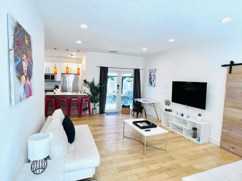 Tropical House with Summer Kitchen and pool 3BR- Oasis in Miami! 5