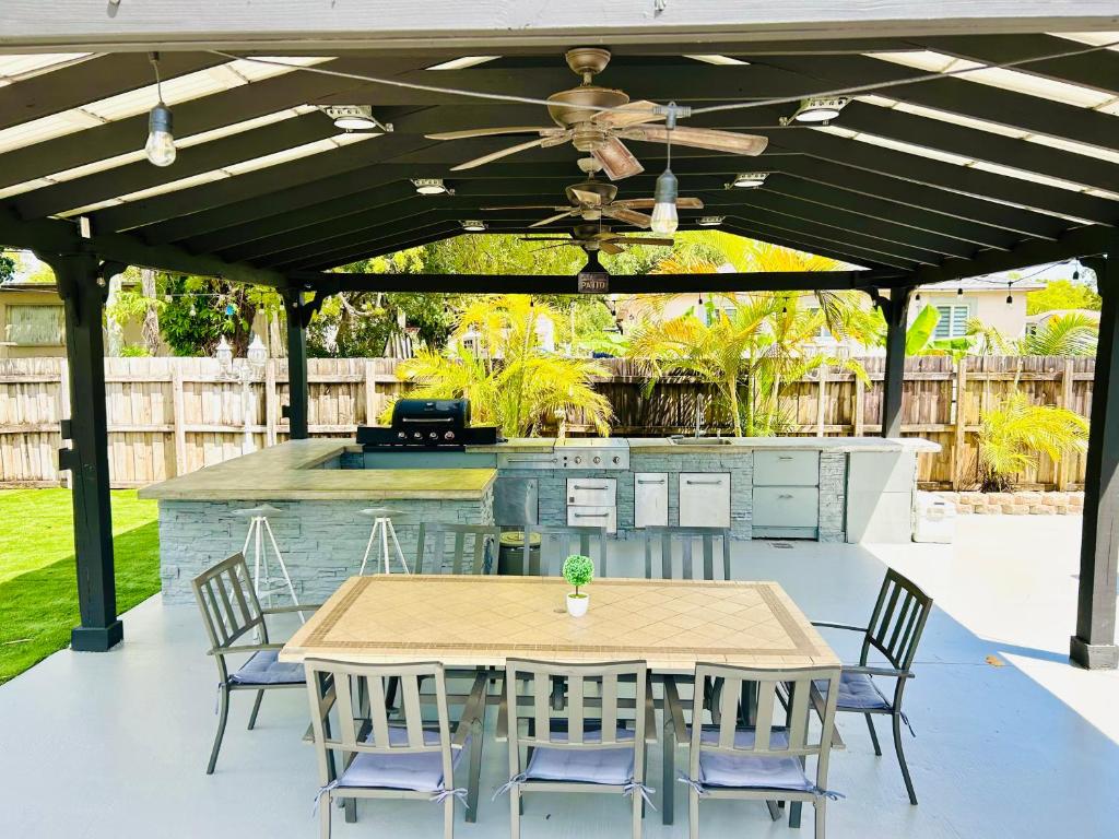 Tropical House with Summer Kitchen and pool 3BR- Oasis in Miami! 2