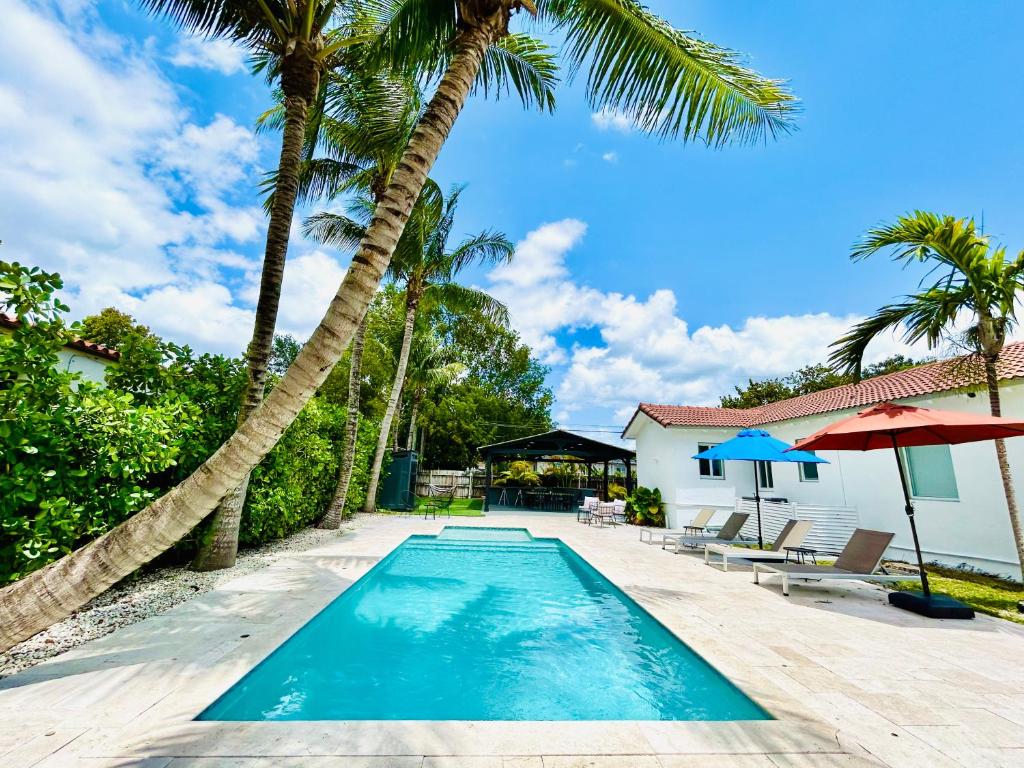 Tropical House with Summer Kitchen and pool 3BR- Oasis in Miami! 3