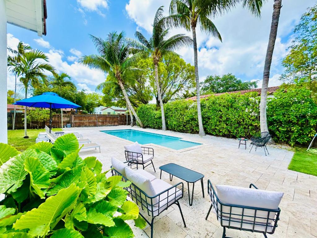 Tropical House with Summer Kitchen and pool 3BR- Oasis in Miami! 1