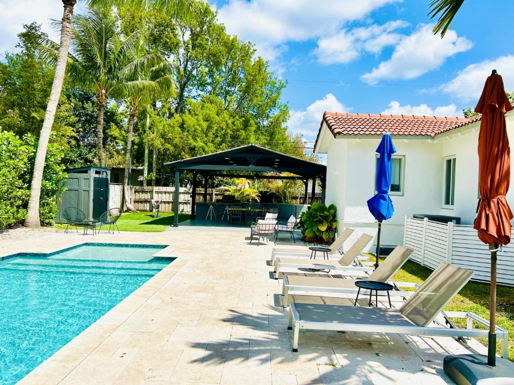 Tropical House with Summer Kitchen and pool 3BR- Oasis in Miami! 8