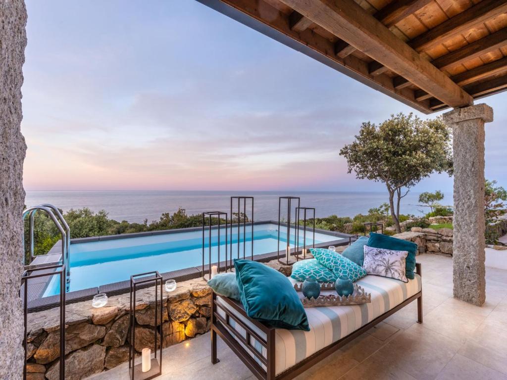 un patio extérieur avec un canapé et une piscine dans l'établissement Villa in Sardinia near Porto Ottiolu Beach, à Porto Ottiolu