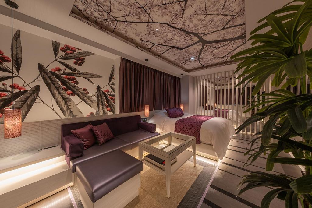 une chambre d'hôtel avec un lit et un canapé dans l'établissement ホテル 兆 各務原店 Hotel CHO Kakamigahara, à Kakamigahara