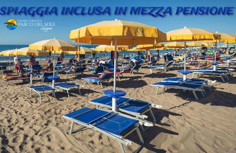- un bouquet de chaises et de parasols sur une plage dans l'établissement Residence Parco del Sole, à Rodi Garganico