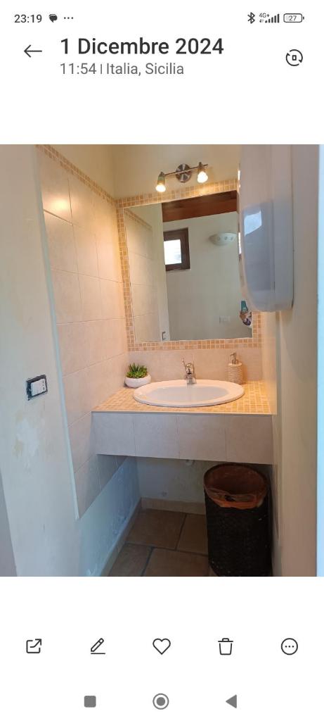 une salle de bain avec un lavabo et un miroir dans l'établissement Taormina Villa Ibiscus Alcantara, à Gaggi 37 autres photos