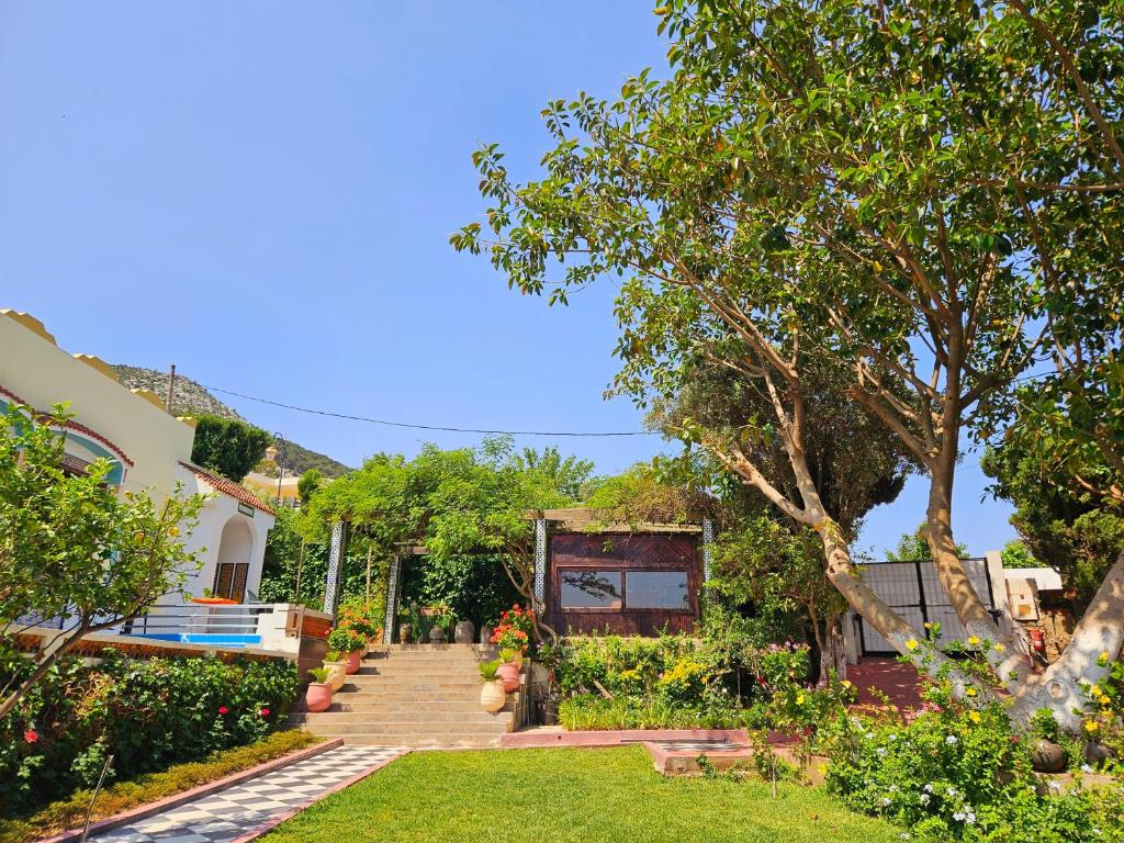 un jardin avec un escalier menant à une maison dans l'établissement Riad Dar Achaach, à Tetouan