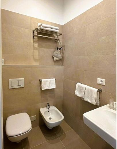 une salle de bain avec toilettes et lavabo dans l'établissement Hotel Gajeta, à Gaète