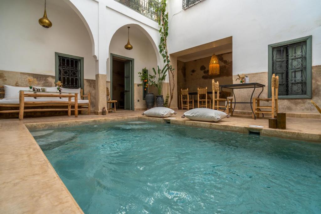une piscine au milieu d'une maison dans l'établissement Riad Nafora, à Marrakech