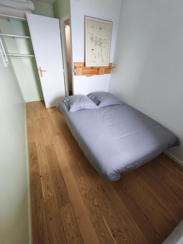 Ce lit se trouve dans un dortoir doté de parquet. dans l'établissement Prapoutel, à Prapoutel
