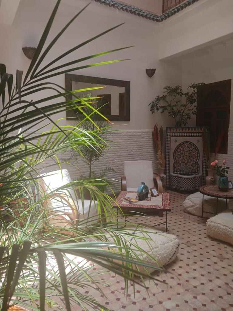 un salon avec un canapé et une table dans l'établissement Riad Dantella, à Marrakech