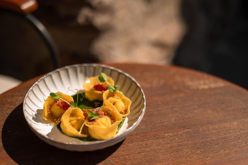 - un bol de nourriture sur une table en bois dans l'établissement Leuchtenburg am See, à Caldaro