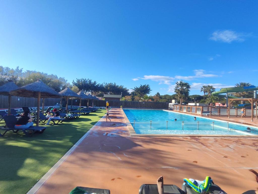 - une piscine dans un complexe avec des chaises dans l'établissement LocaMobi, à Torreilles