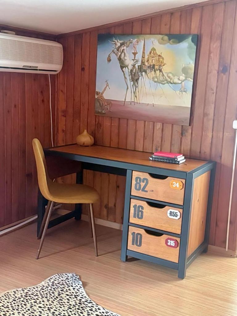 Cheerful 2 bedroom and lounge town house with free parking 2