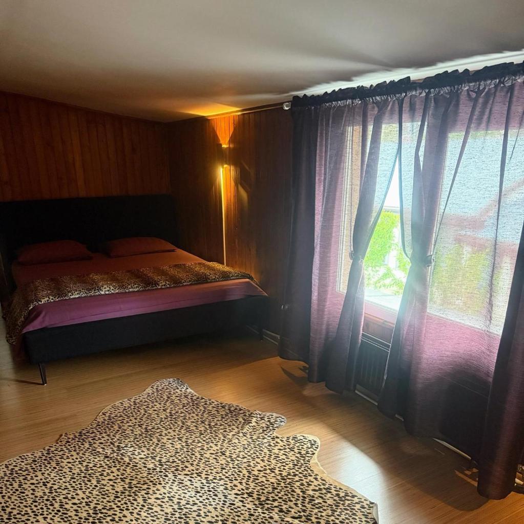 Cheerful 2 bedroom and lounge town house with free parking 6