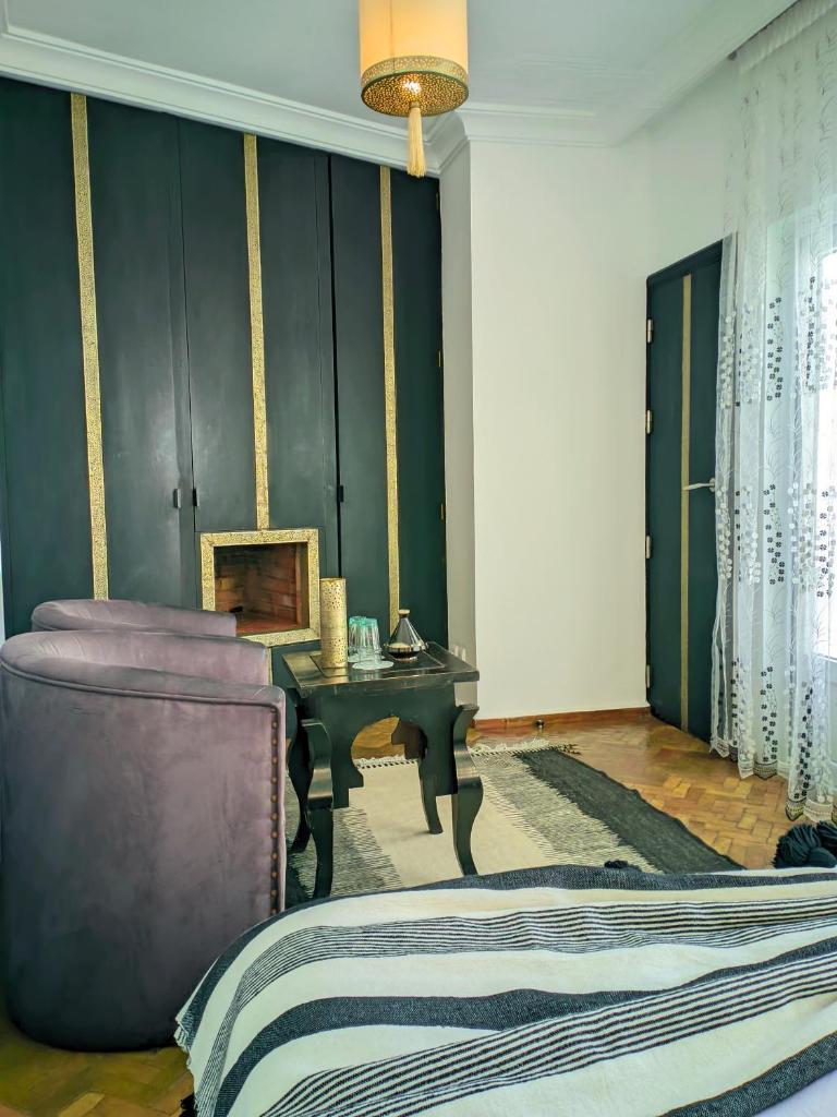un salon avec un canapé et une table dans l'établissement La Fontaine Bleue, à Essaouira