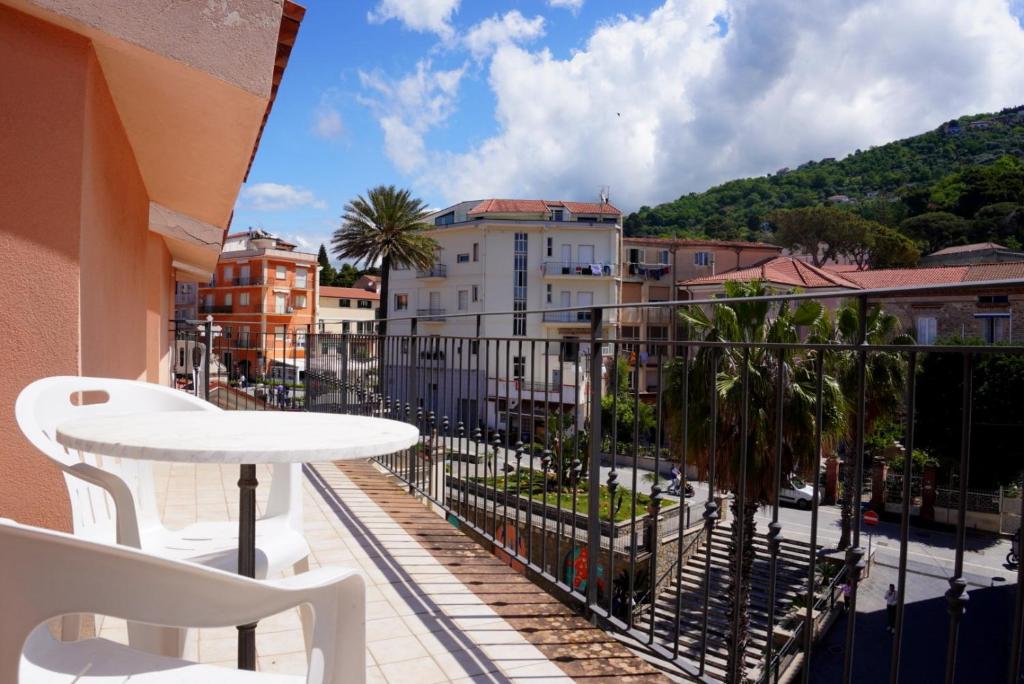 un balcon avec une table et une vue sur une ville dans l'établissement New Hotel Sonia, à Santa Maria di Castellabate