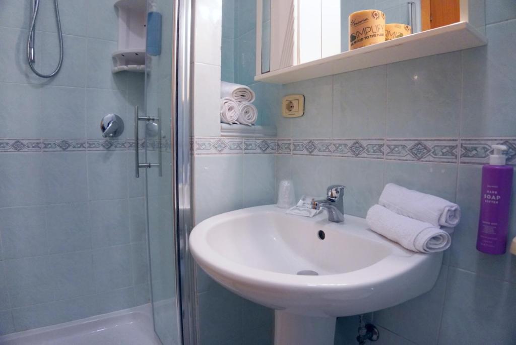 une salle de bain avec un lavabo et une douche dans l'établissement New Hotel Sonia, à Santa Maria di Castellabate 59 autres photos