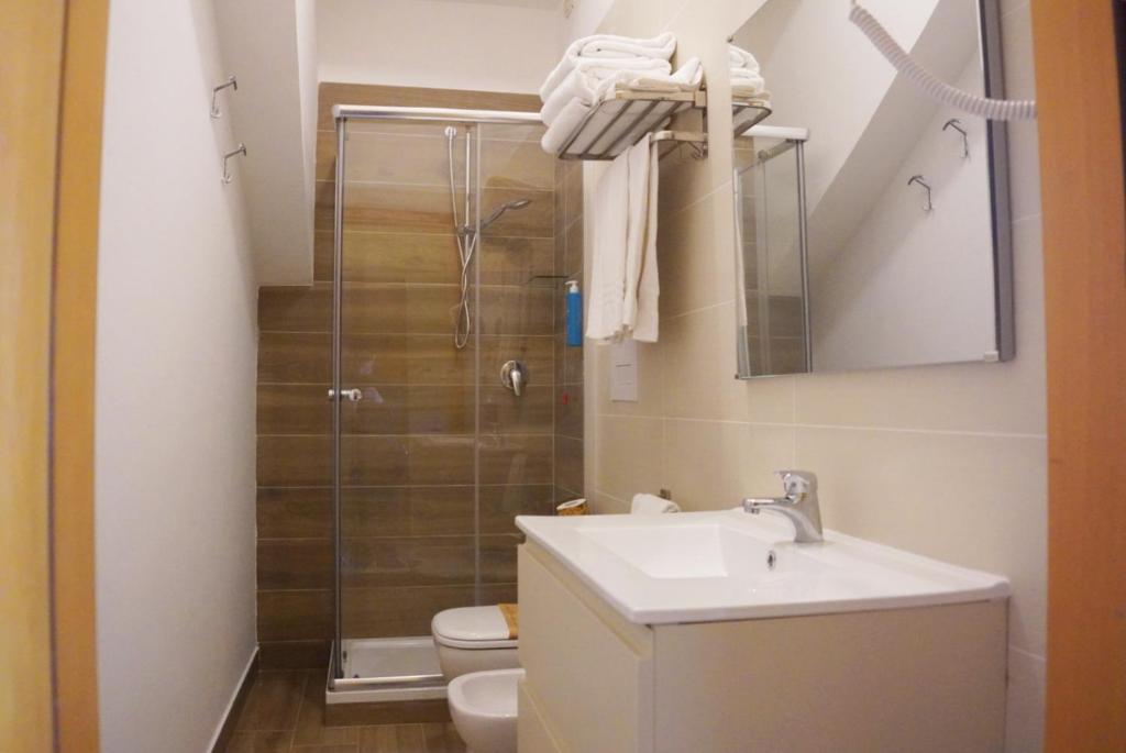 une salle de bain avec toilettes, lavabo et douche dans l'établissement New Hotel Sonia, à Santa Maria di Castellabate