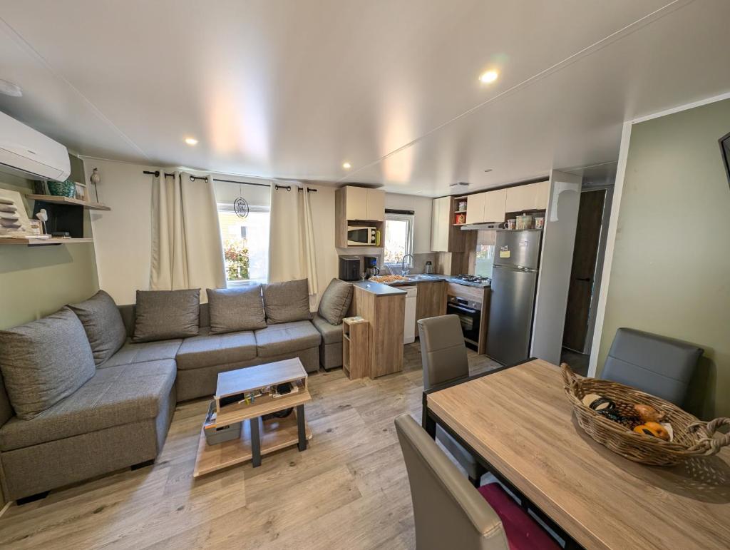 un salon avec un canapé et une table dans l'établissement GH Vacances La Réserve, à Gastes