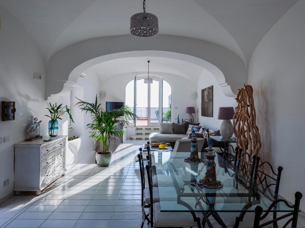 un salon avec une table et un canapé dans l'établissement Villa Giulia, à Praiano