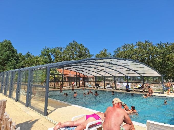 un groupe de personnes dans une piscine dans l'établissement Mobil-home 6 personnes 3 chambres, à La Boissière-de-Montaigu 13 autres photos