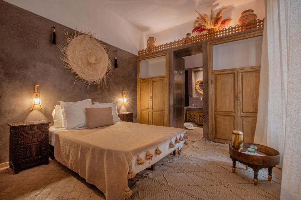 une chambre avec un grand lit dans une pièce dans l'établissement Riad Tassili Marrakech, à Marrakech