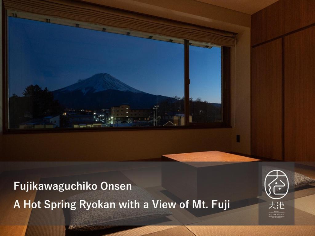 Cette chambre dispose d'une fenêtre offrant une vue sur la montagne. dans l'établissement Oike Hotel, à Fujikawaguchiko