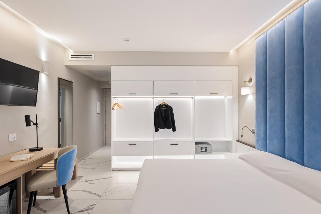 - une chambre avec un lit, un bureau et une commode dans l'établissement Aldiana Club Rocca Nettuno Calabria, à Tropea 20 autres photos