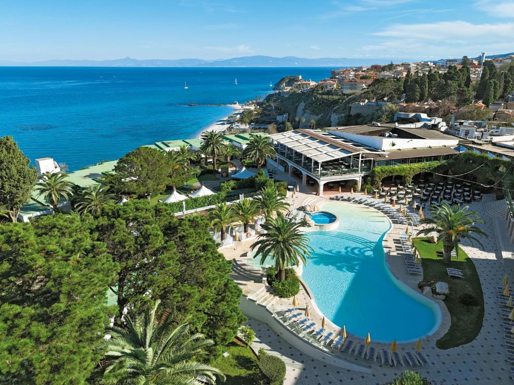 une vue aérienne d'un complexe hôtelier avec piscine dans l'établissement Aldiana Club Rocca Nettuno Calabria, à Tropea