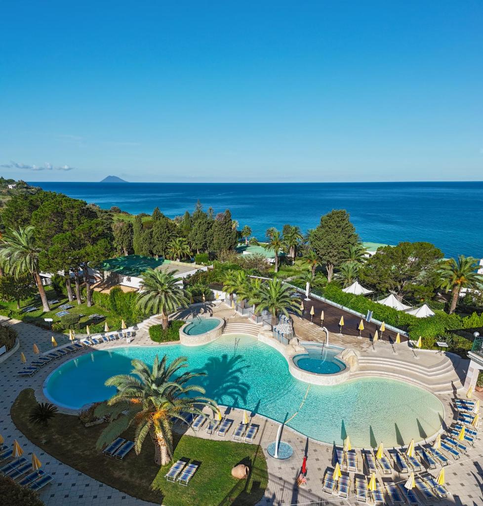 une vue aérienne de la piscine du complexe dans l'établissement Aldiana Club Rocca Nettuno Calabria, à Tropea