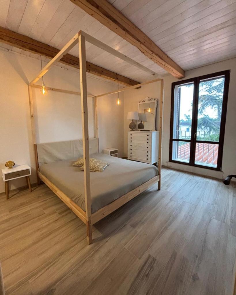 une chambre avec un lit à baldaquin dans une pièce dans l'établissement MASSERIA INCANTAMENTO Suite Bouganville, à Latiano 54 autres photos