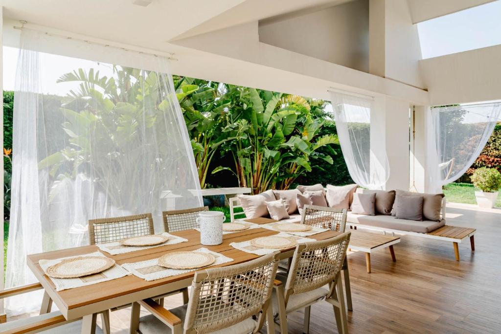 une salle à manger avec une table et des chaises dans l'établissement Villa Luce Luxury Accomodation, à Polignano a Mare