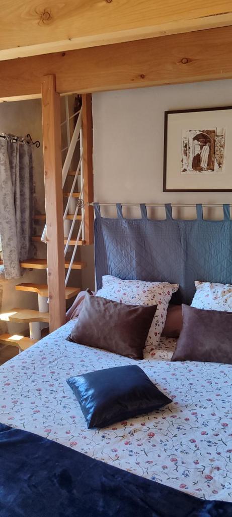 - une chambre avec 2 lits et un escalier dans l'établissement Les Châtaigniers Gîtes du Mas Haut, à Saint-Jean-du-Gard