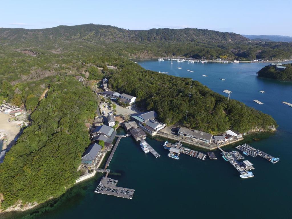une vue aérienne d'un quai dans une masse d'eau dans l'établissement Hiogiso, à Shima 15 autres photos