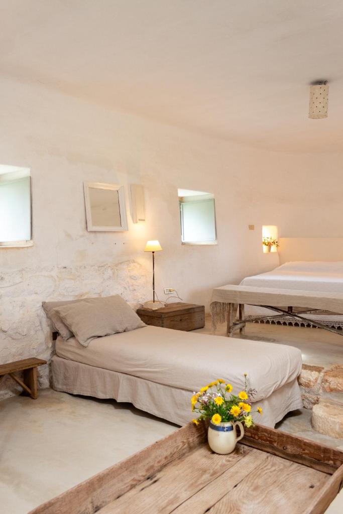 - une chambre avec 2 lits et des fleurs dans l'établissement Accademia degli Inquieti - Casina Gargiulo, à Ceglie Messapica 56 autres photos