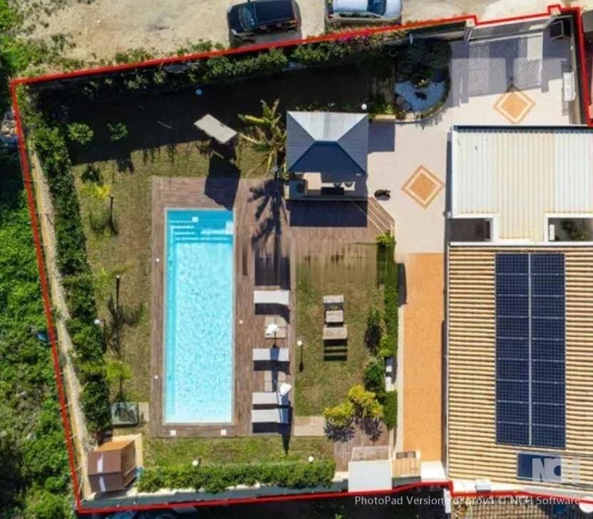 une vue aérienne d'une maison avec piscine dans l'établissement Villa Marylove - Scicli 200m dal mare, à Cava dʼAliga