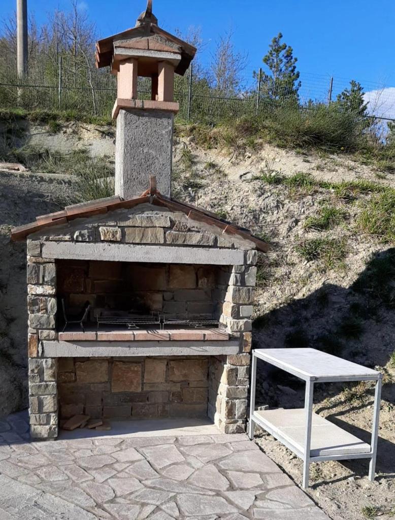 un four en brique avec une table en face dans l'établissement Villa Viktoria & Andras, à Tredozio 34 autres photos