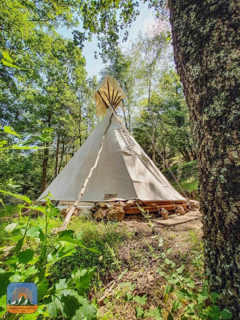une tente en tipi au milieu d'une forêt dans l'établissement Camping 2 étoiles - Piscine - ccb0hef, à Fenouillet 27 autres photos
