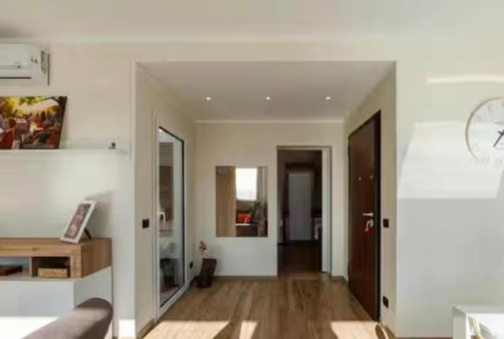 un salon vide avec une horloge sur le mur dans l'établissement Villa Marylove - Scicli 200m dal mare, à Cava dʼAliga