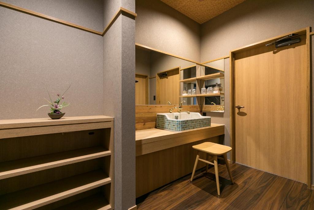 une salle de bain avec un lavabo et des toilettes dans l'établissement Asobe, à Aso 37 autres photos