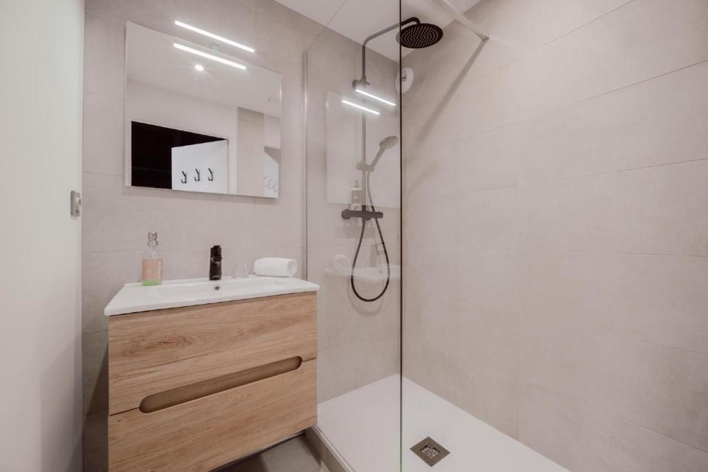 une salle de bain avec douche et lavabo dans l'établissement Alpeen Hotel, aux Menuires