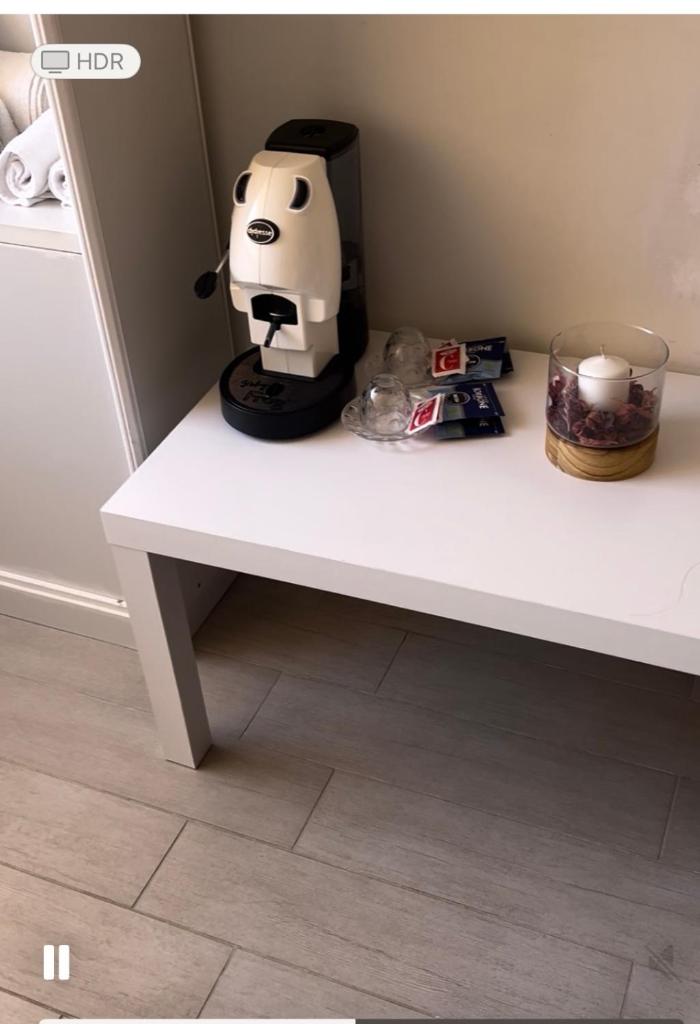 un panda en jouet posé sur une table blanche dans l'établissement Ashur mondello, à Palerme